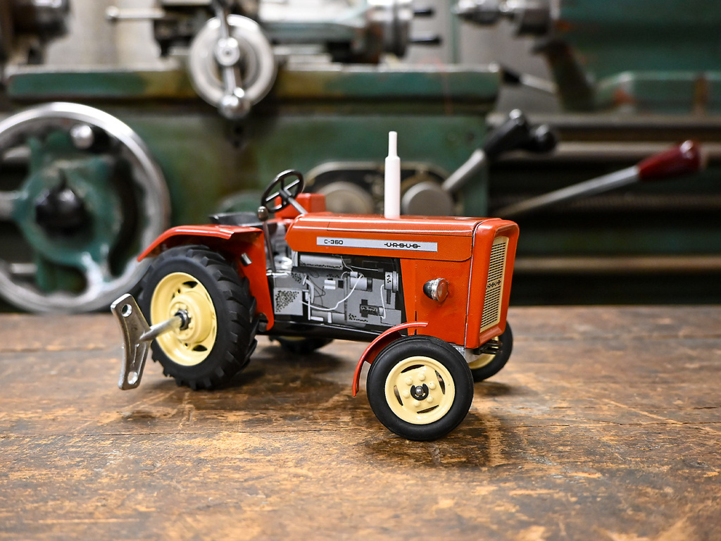 Ursus C-360 Rot Modell von Kovap 1:25