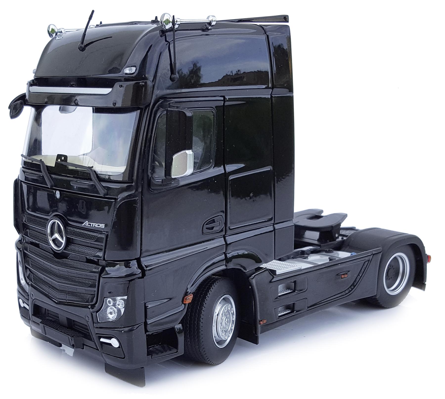 Mercedes-Benz Actros GigaSpace 4 x 2 schwarz Modell von MarGe Models 1:32
