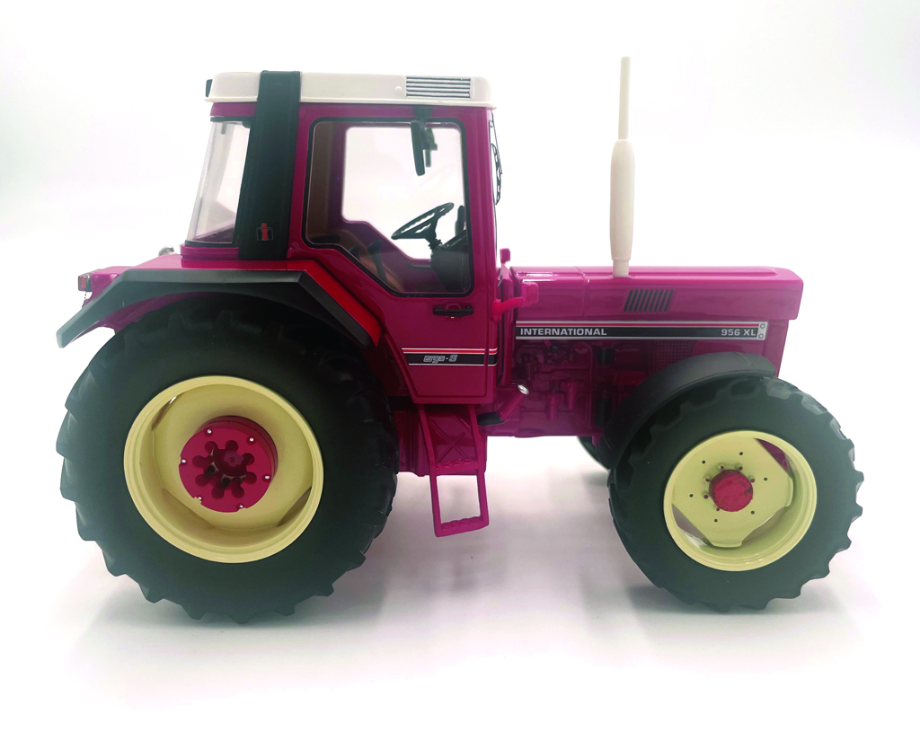 IHC 956 XL ergo-S 4WD 1st Edition Modell von agrarfox models 1:32
