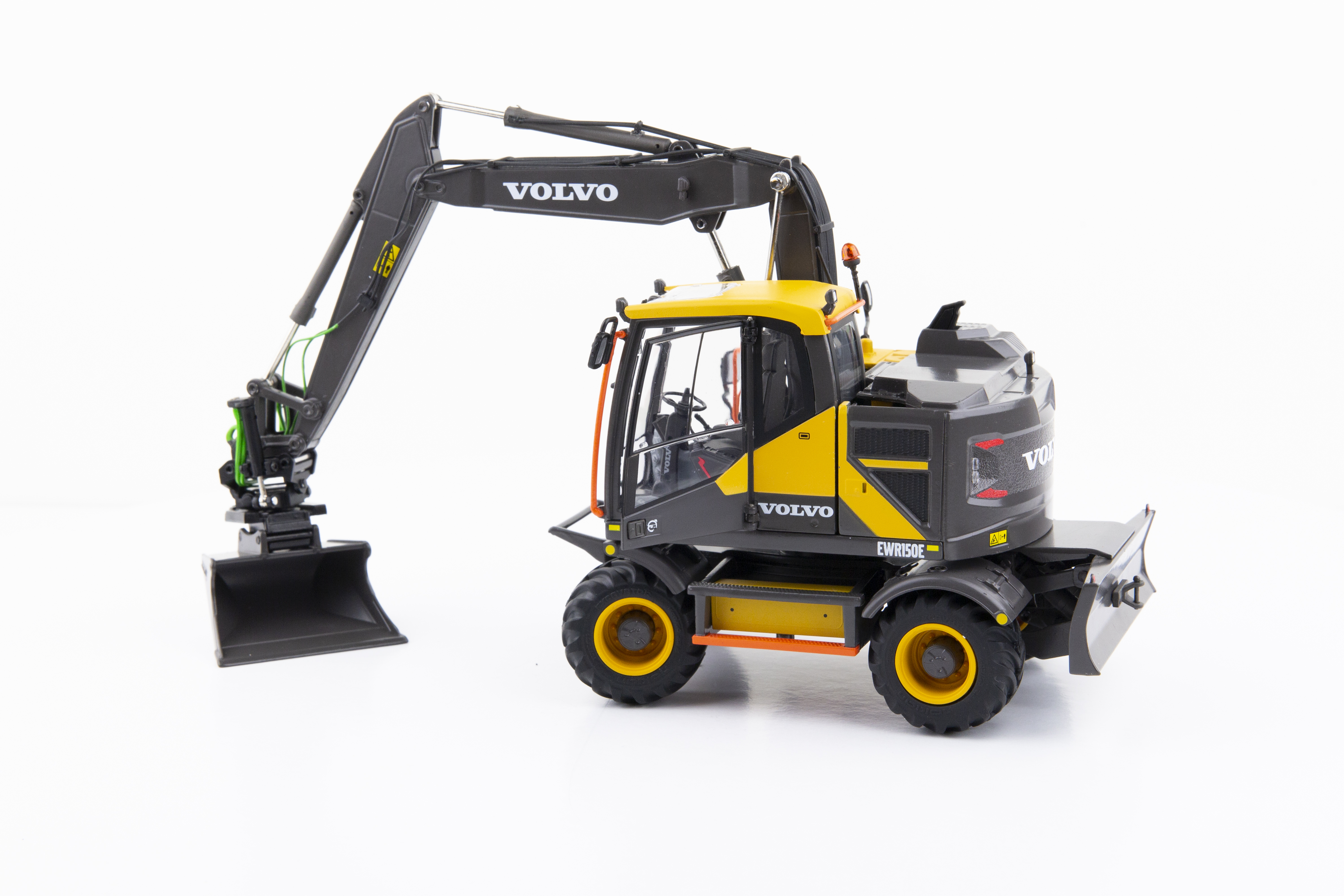 Volvo EWR150E Mobilbagger Nokian Reifen Modell von AT Collections 1:32