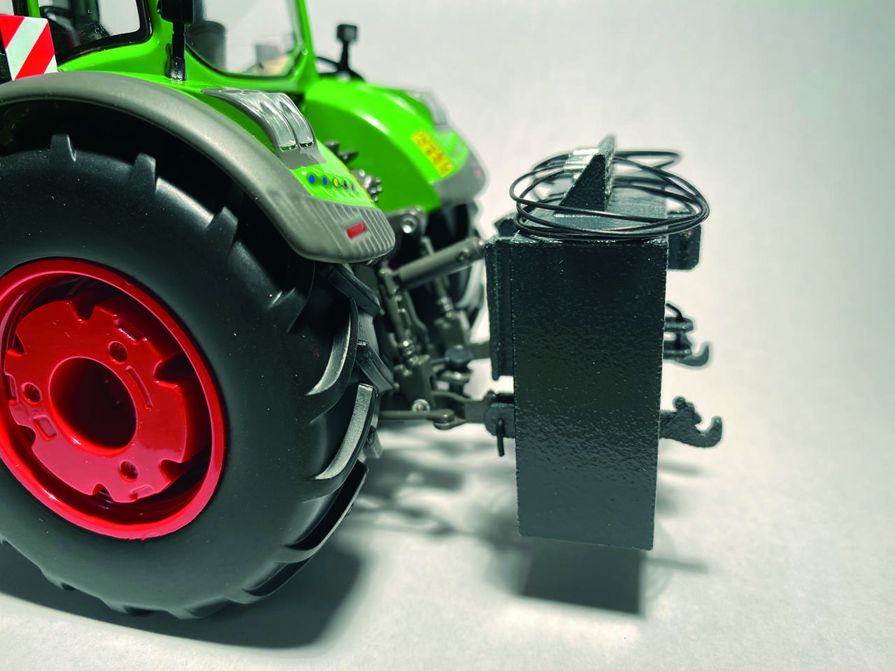 Heckgewicht mit Unterlenker und Hydraulikanschlüssen anthrazit Modell von TrecKerle 1:32