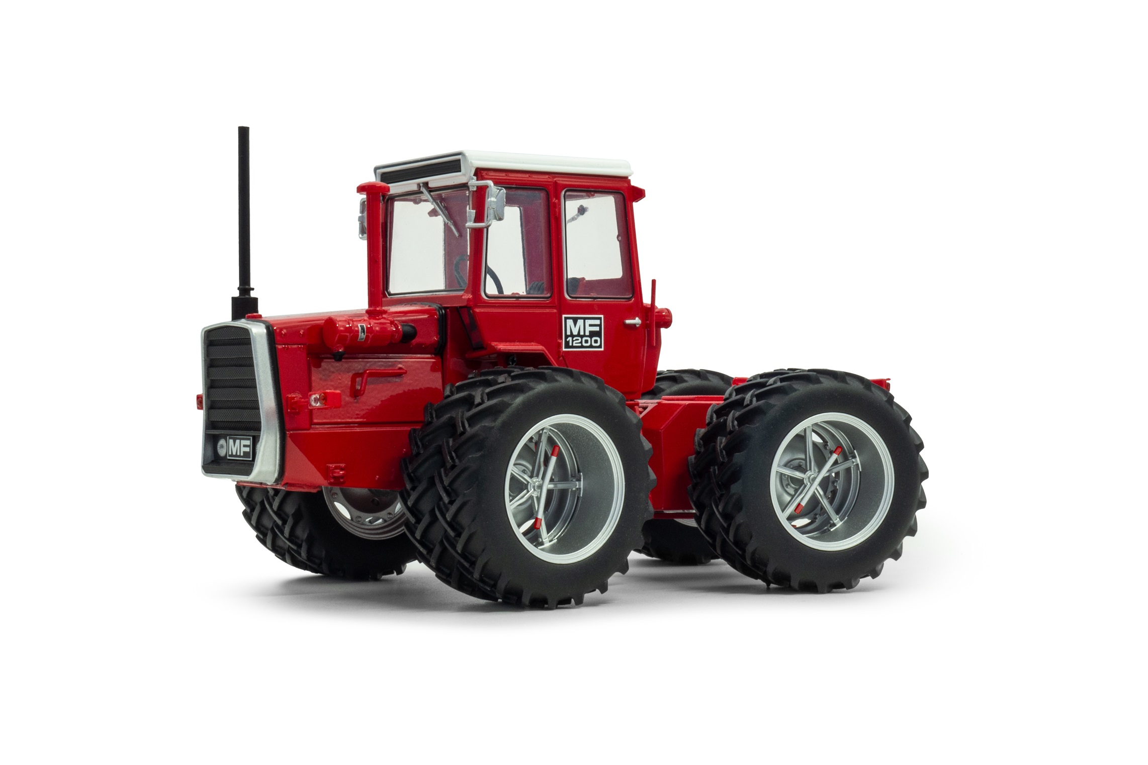 Massey Ferguson 1200 mit Molcon Zwillingsbereifung Lim. Edt. Modell von Universal Hobbies 1:32