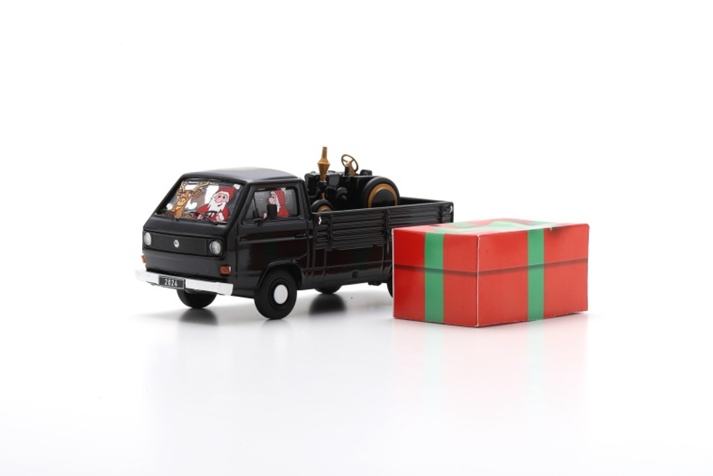 VW T3a „Christmas 2024“ mit Lanz-Bulldog (Piccolo) Modell von Schuco 1:43