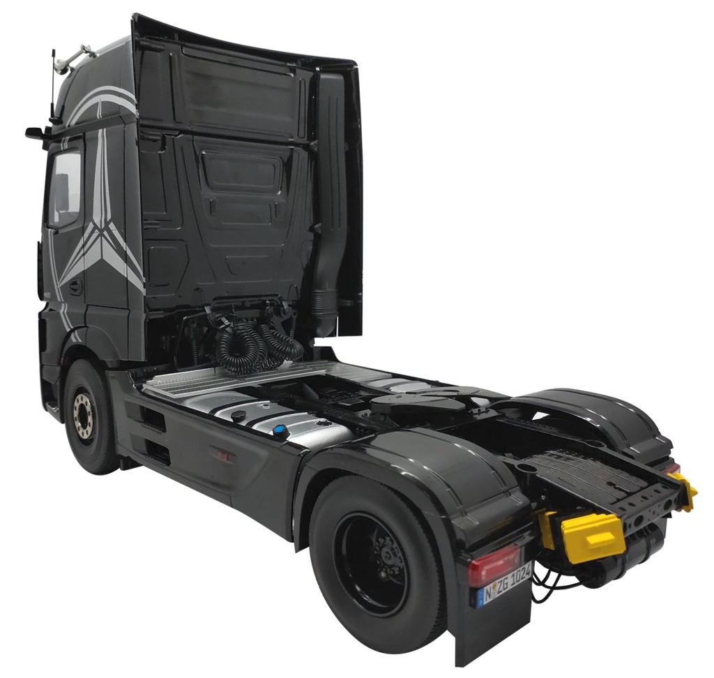 Mercedes Benz Actros mit Lohr Set mit Dekor schwarz Modell von NZG 1:18