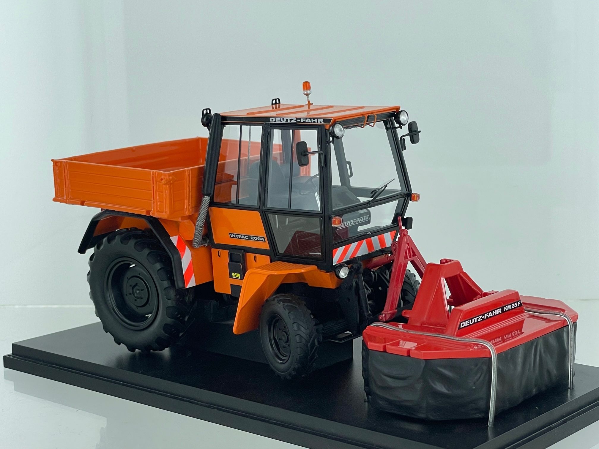 Deutz-Fahr Intrac 2004 Kommunal mit Deutz-Fahr KM25F Mähwerk rot-1