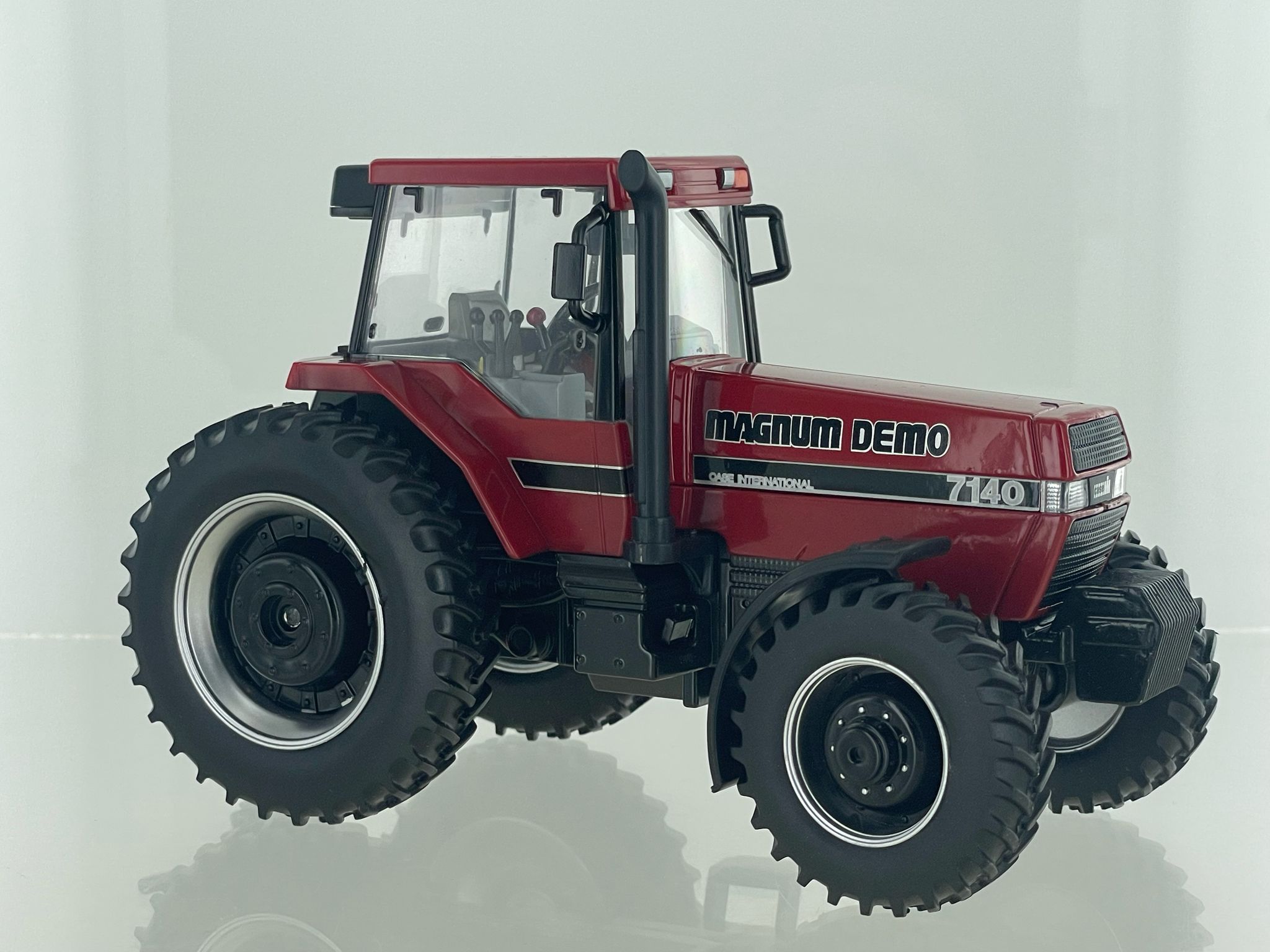 Case IH Magnum 7140 Magnum Demo Lim. Edt. Modell von Britains 1:32