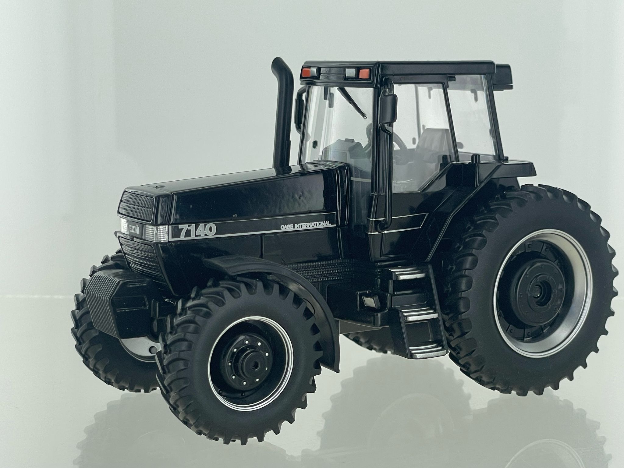 Case IH Magnum 7140 Black Lim. Edt. Modell von Britains 1:32