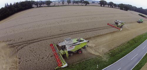 Becher Claas Lexion Mähdrescher mit Schneidwerk