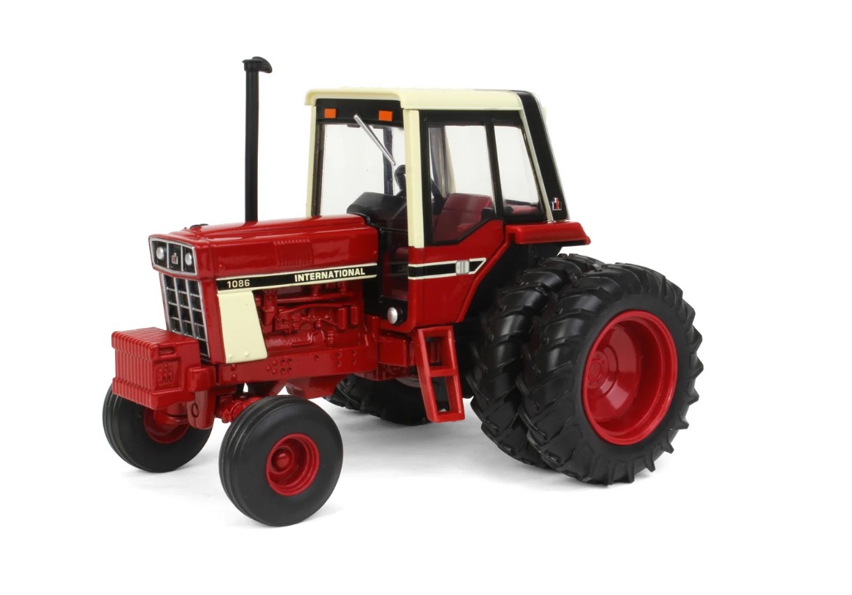 IH 1086 mit Zwillingsbereifung rot  Modell von Ertl 1:32