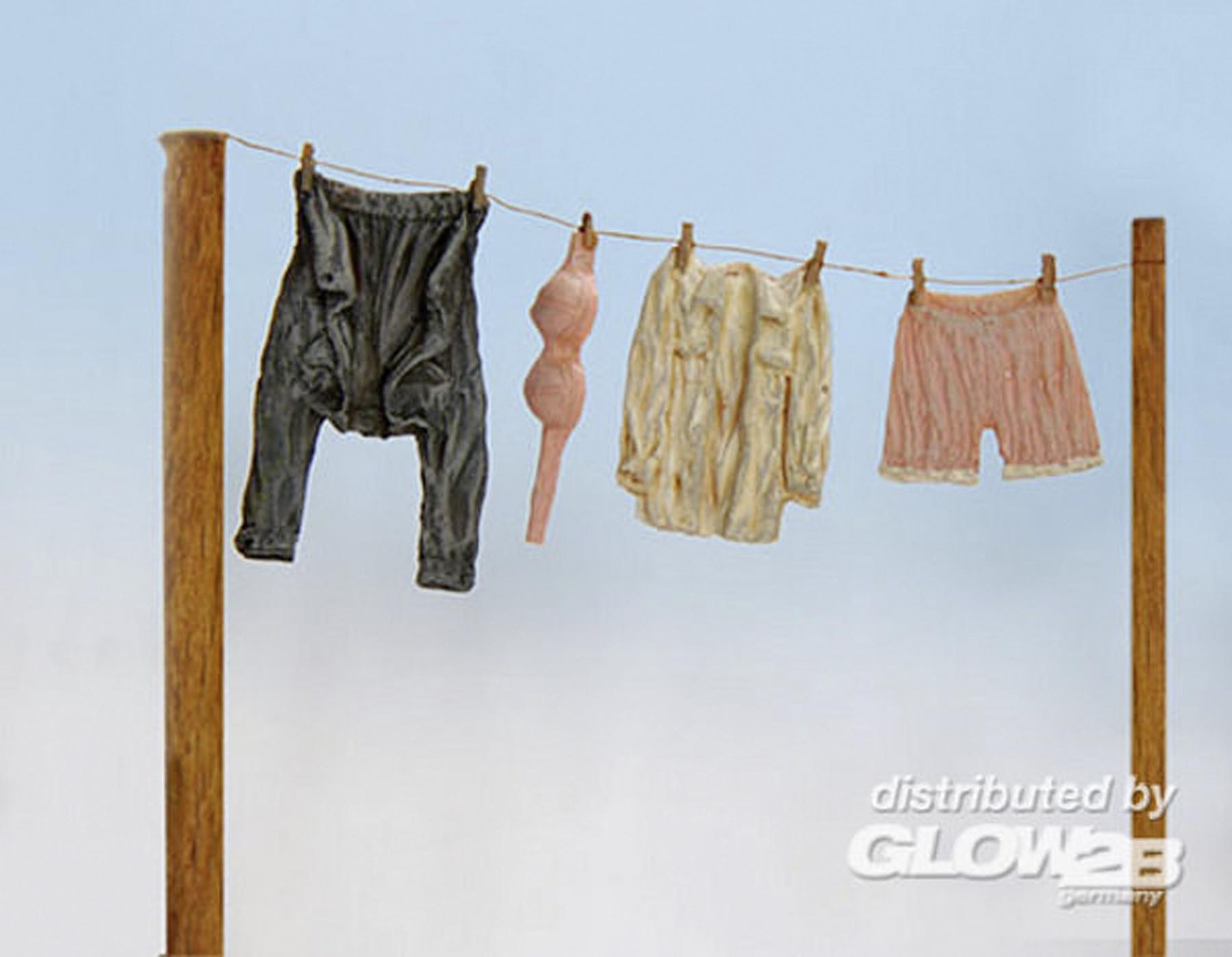 Kleidung auf der Wäscheleine Modell von Plus Model 1:35