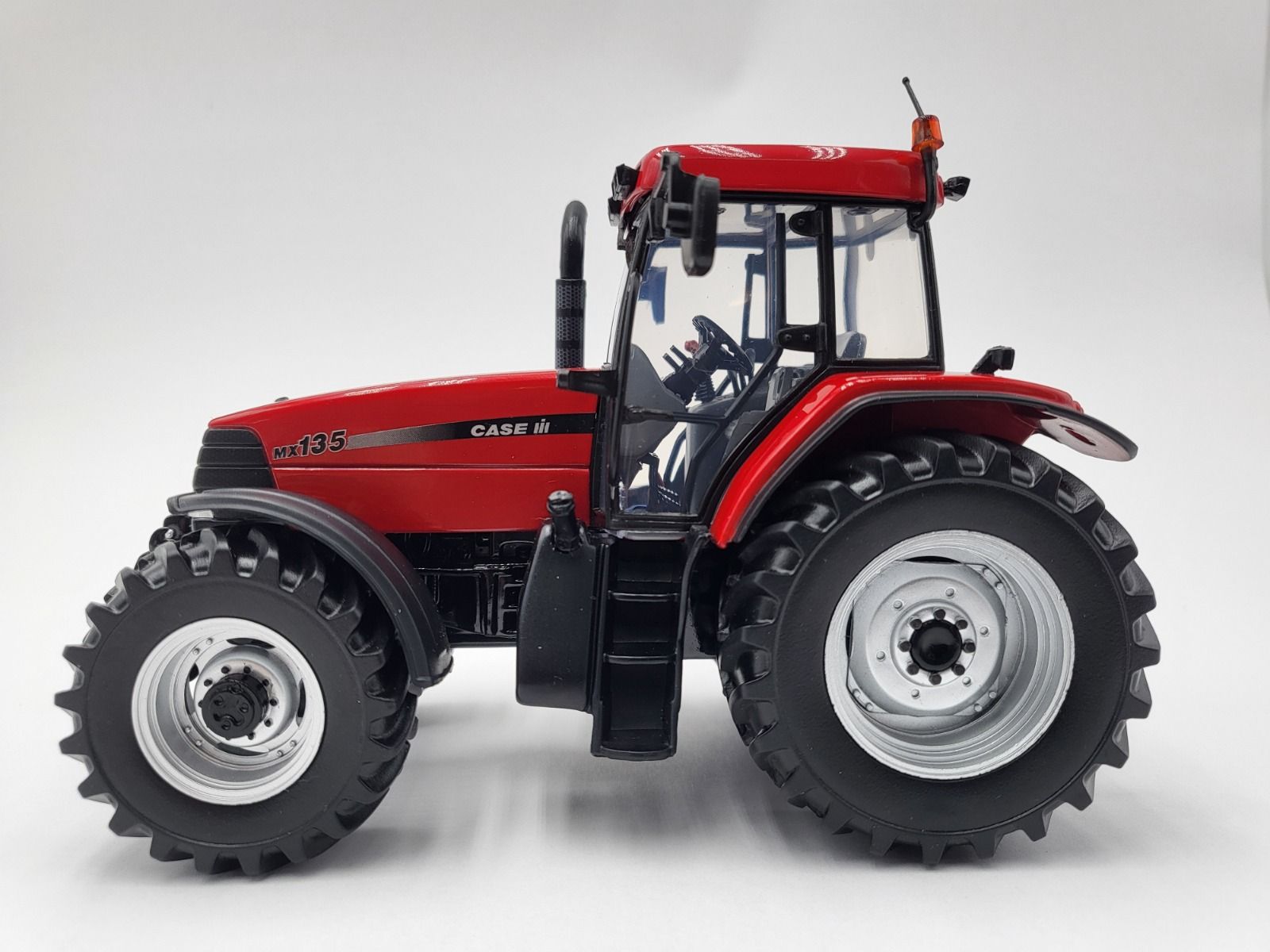 Case IH MX 135 Logo gebogen Lim. Edt. Modell von Universal Hobbies 1:32