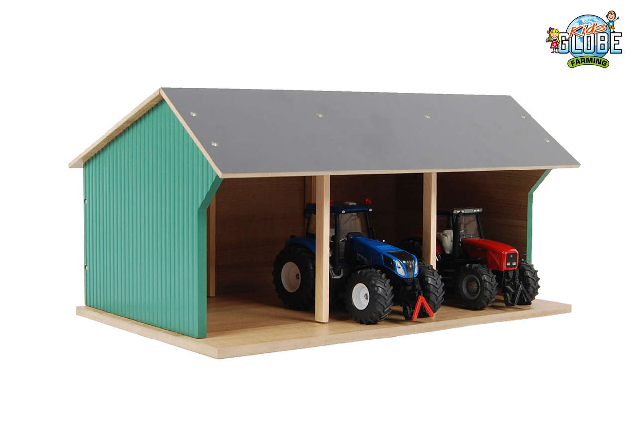 Diese große Maschinenhalle aus Holz bietet allen Fahrzeugen und Maschinen,¶die man auf dem Bauernhof finden kann, nach getaner Arbeit eine Parkmöglichkeit. Im Maßstab 1:32 und die Lieferung erfolgt ohne Modelle und Zubehör.-1