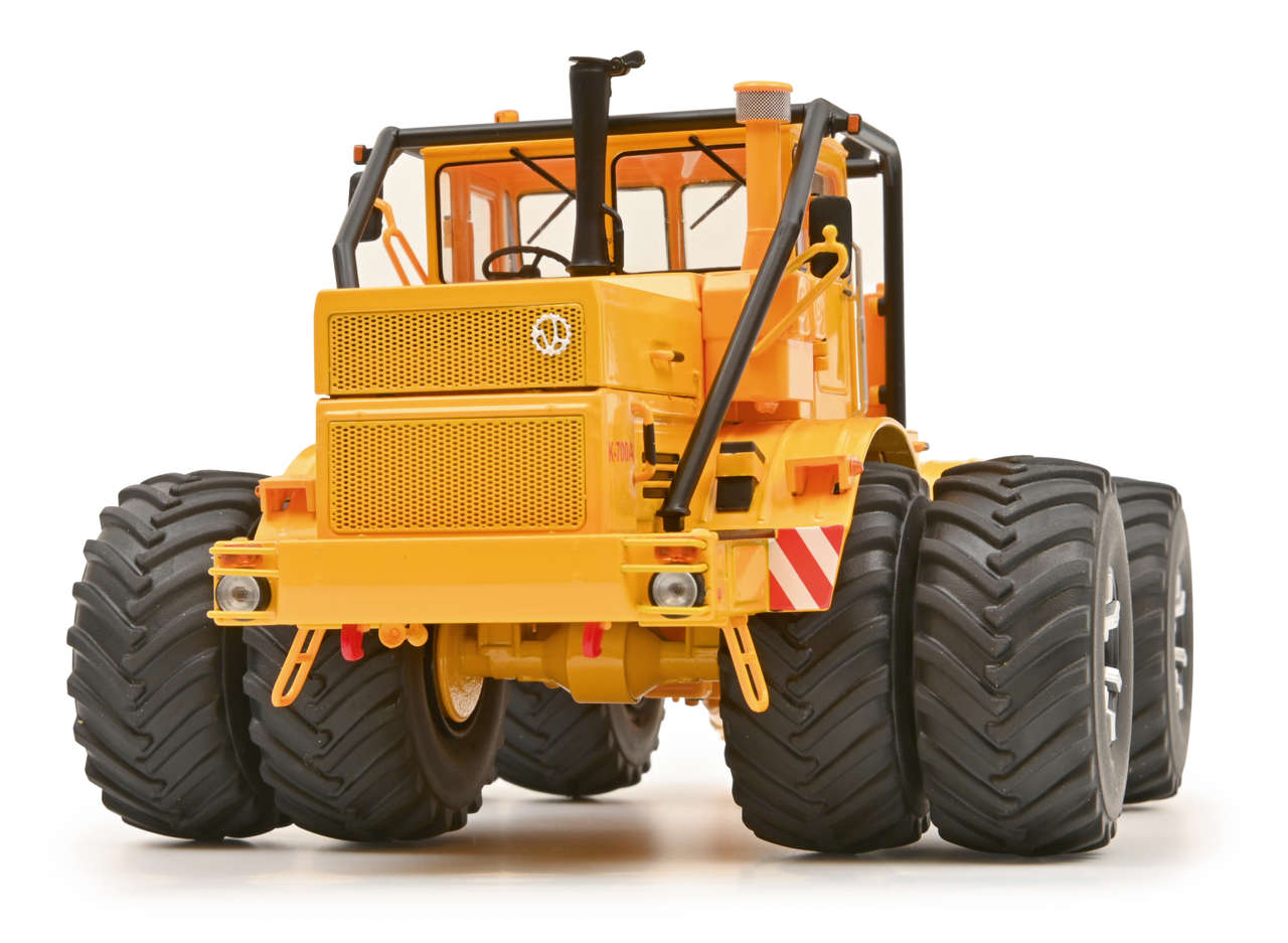 Kirovets K700 A mit Zwillingsbereifung Modell von Schuco 1:32