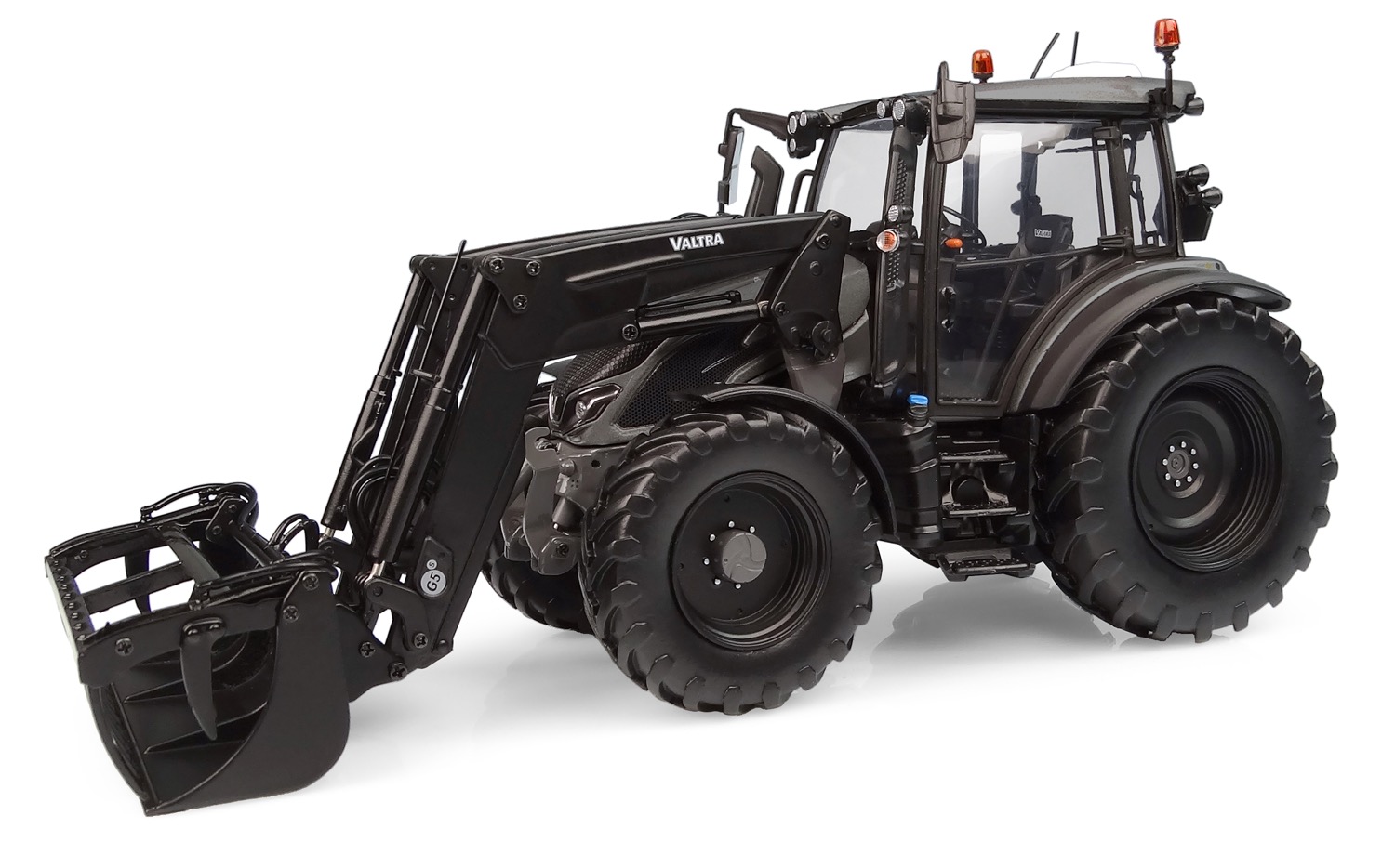 Valtra G135 Frontlader Lim. Edit. Titanium Grey Modell von Universal Hobbies 1:32