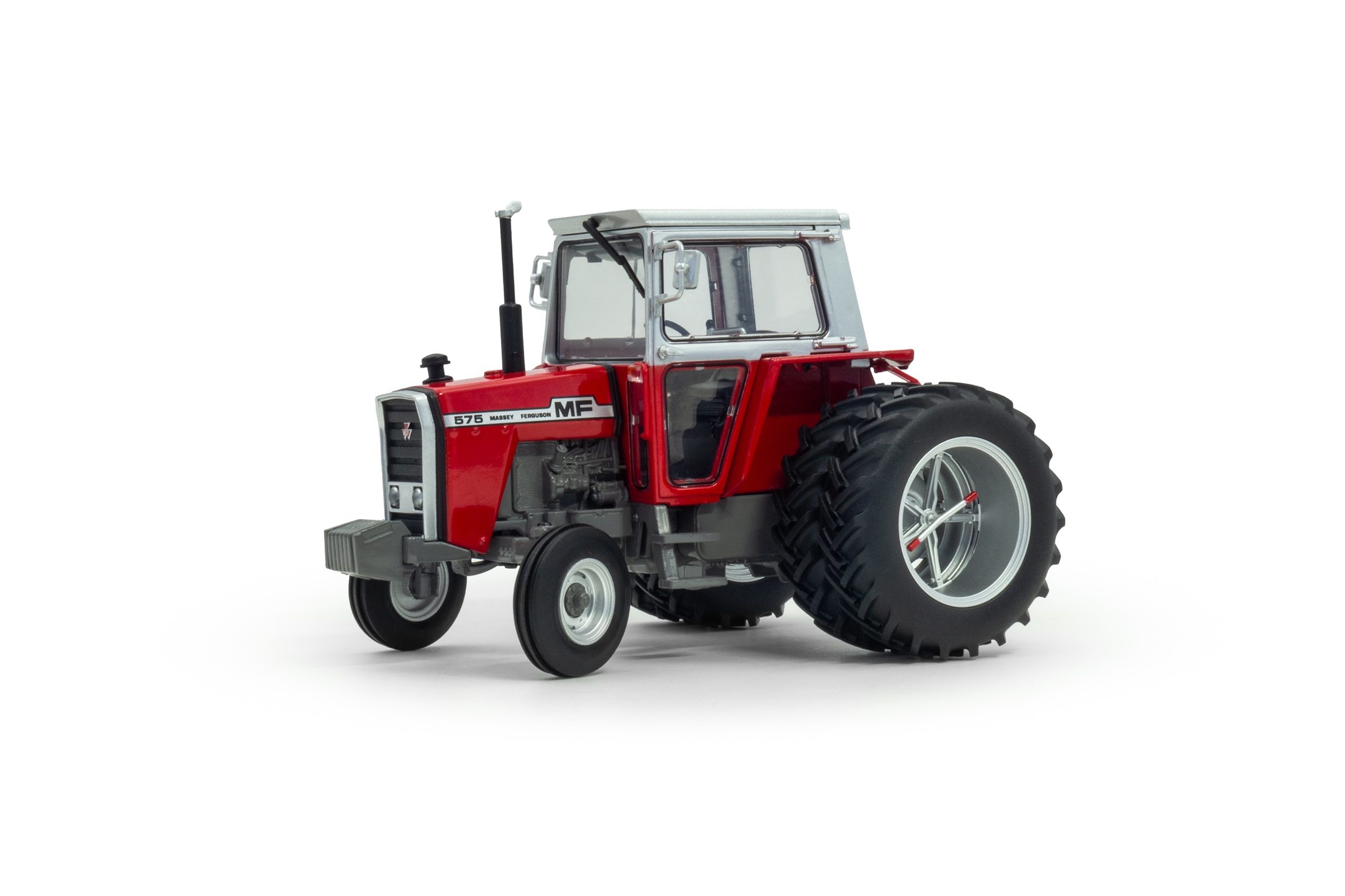 Massey Ferguson 575 2WD mit Molcon Zwillingsbereifung Modell von Universal Hobbies 1:32