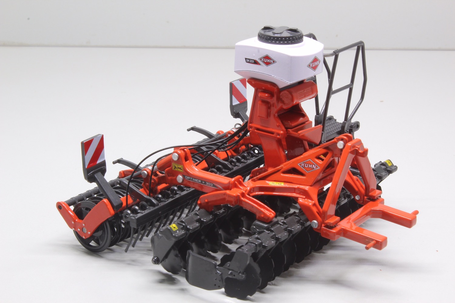 Kuhn OPTIMER+ 303 mit SH 201 Modell von Replicagri 1:32