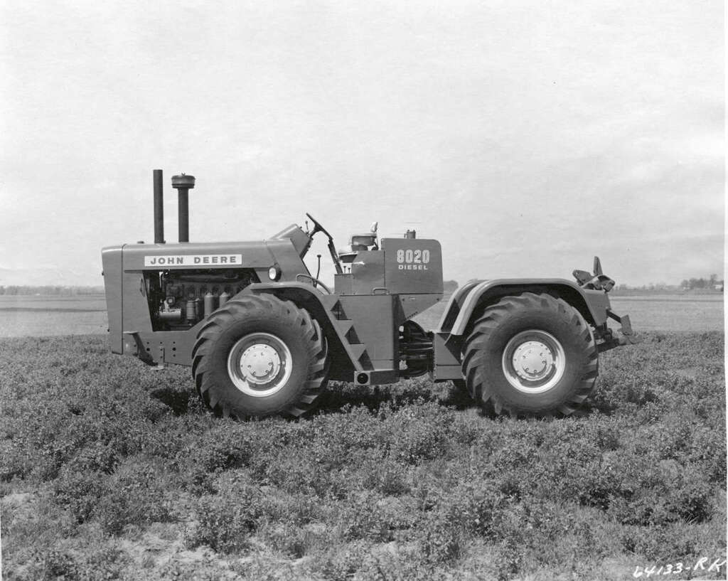 John Deere 8010 Modell von Schuco 1:32