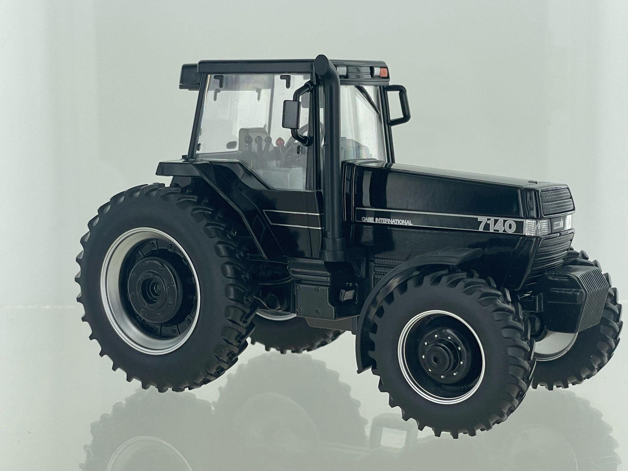 Case IH Magnum 7140 Black Lim. Edt. Modell von Britains 1:32