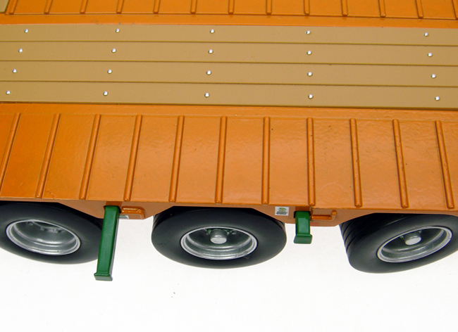 Dangreville PE 32 Tiefladeanhänger Modell von Universal Hobbies 1:32