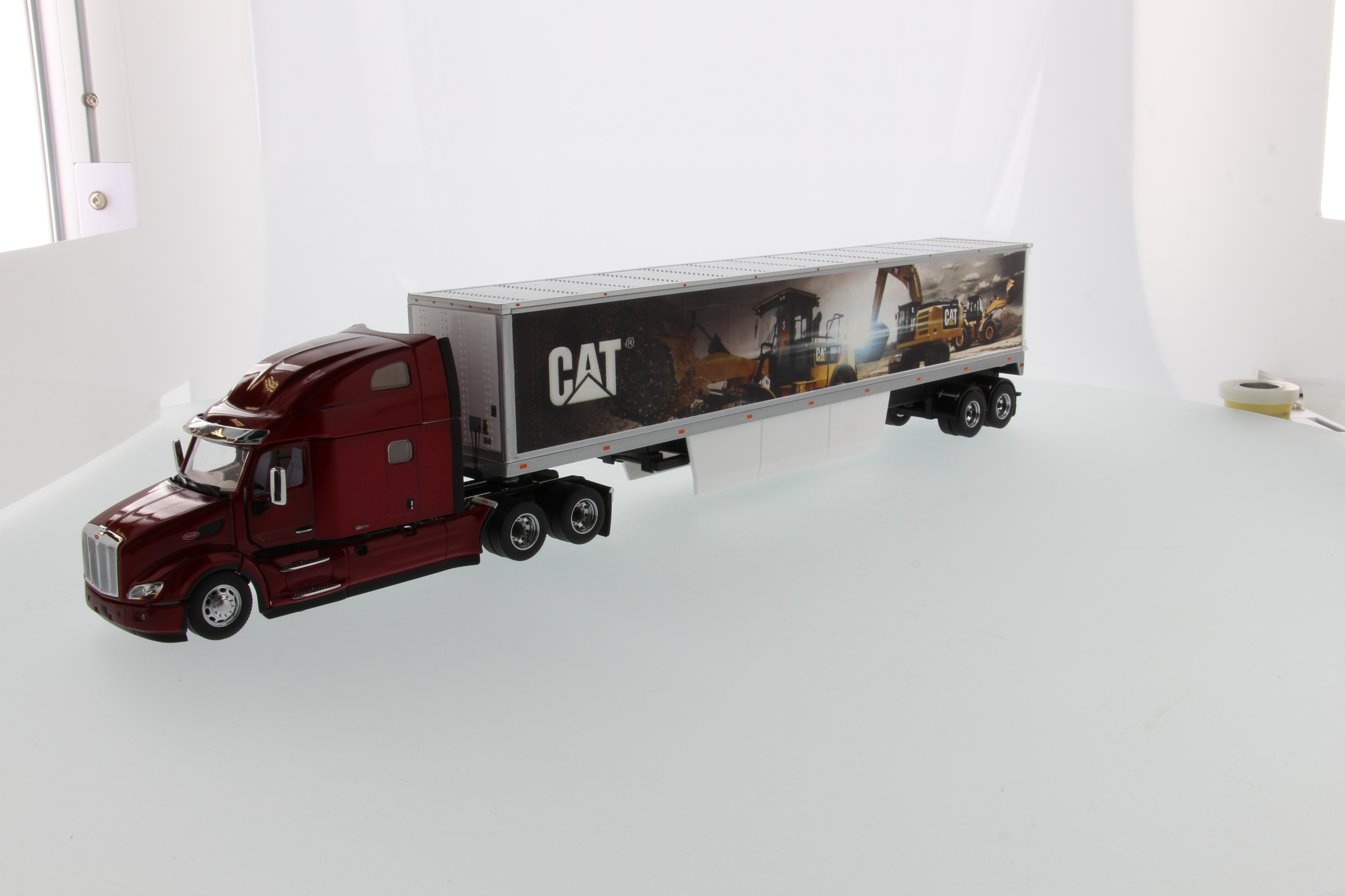 Peterbilt 579 m. CAT Kofferauflieger Modell von DieCast Masters 1:50