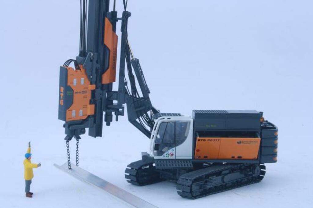 RTG Teleskopmäkler RG21T mit Hydraulikrüttler 2023 Modell von Bymo 1:50
