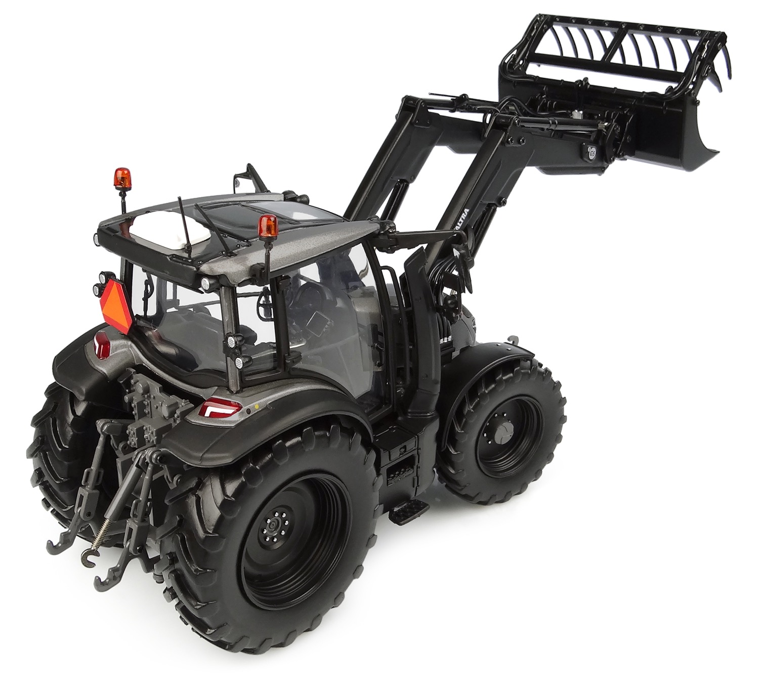Valtra G135 Frontlader Lim. Edit. Titanium Grey Modell von Universal Hobbies 1:32