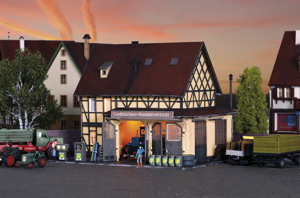 Landmaschinen Reparaturwerkstatt mit LED-Beleuchtung Bausatz Modell von  1:87