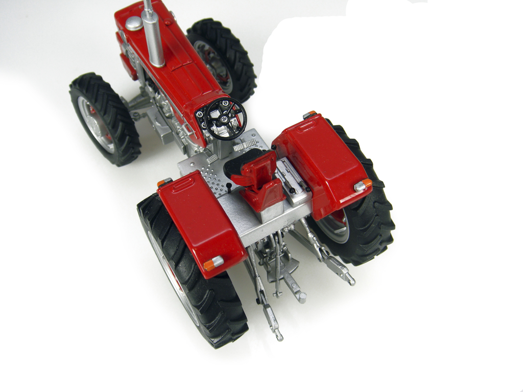 Massey Ferguson 1080 4WD (1970) Modell von Universal Hobbies 1:32
