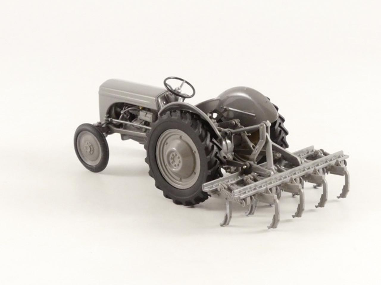 Ferguson TE-20 mit Pflug und Kultivator Limited Edition Modell von Universal Hobbies 1:32