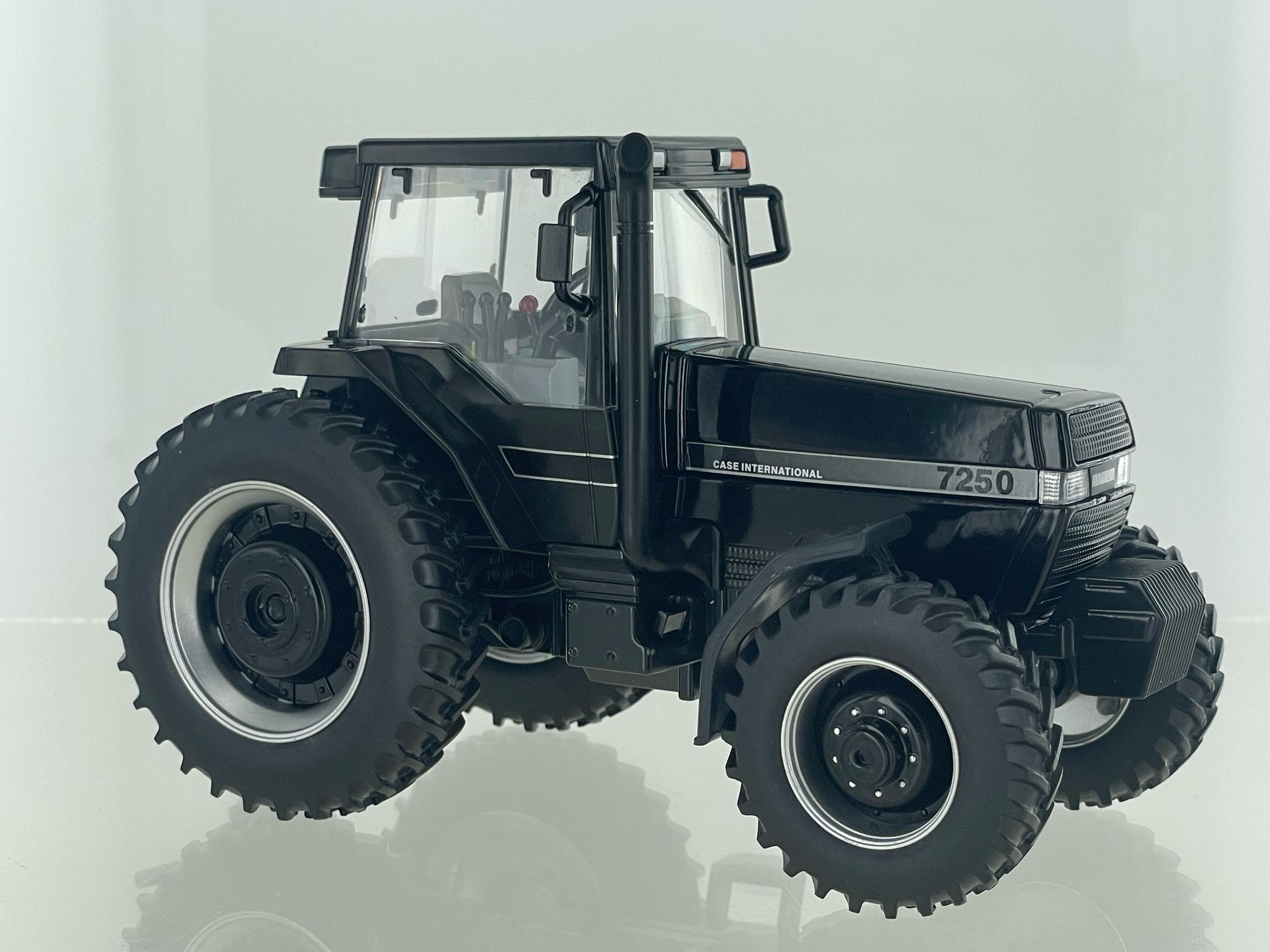 Case IH Magnum 7250 Black Lim. Edt. Modell von Britains 1:32