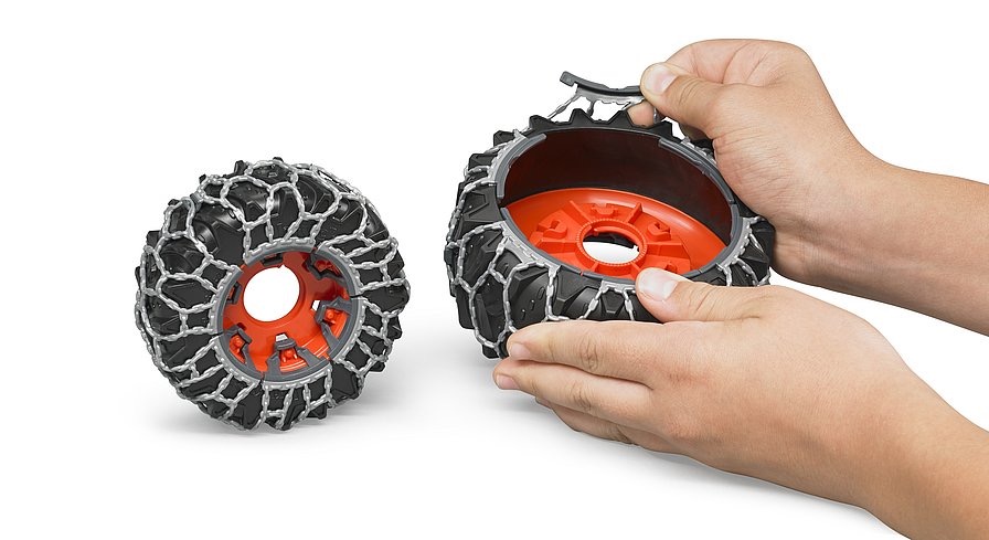 Claas Axion 950 mit Schneeketten und Räumschild