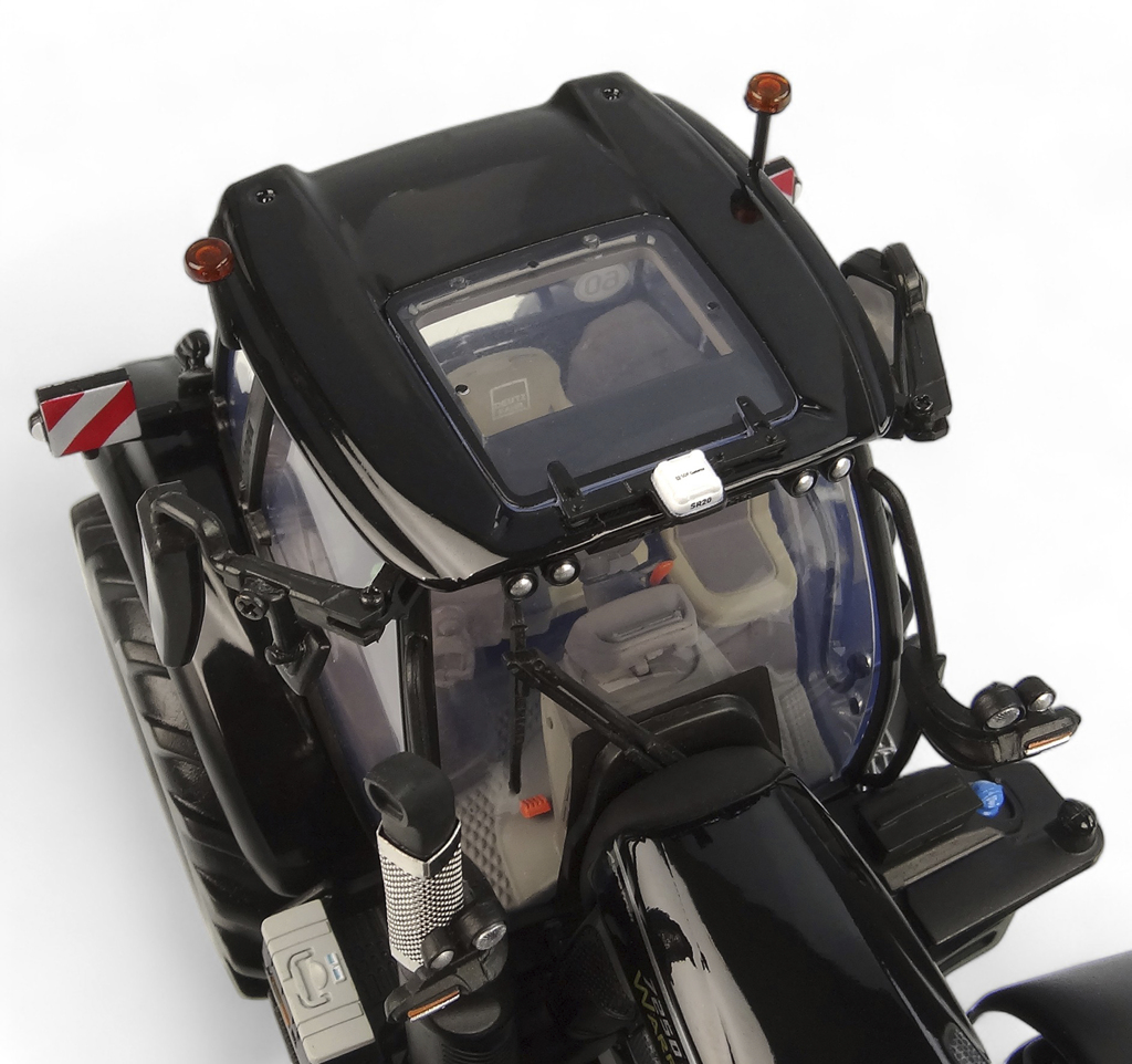 Deutz-Fahr 7250 TTV Warrior Gloss Black Edt. Modell von Universal Hobbies 1:32