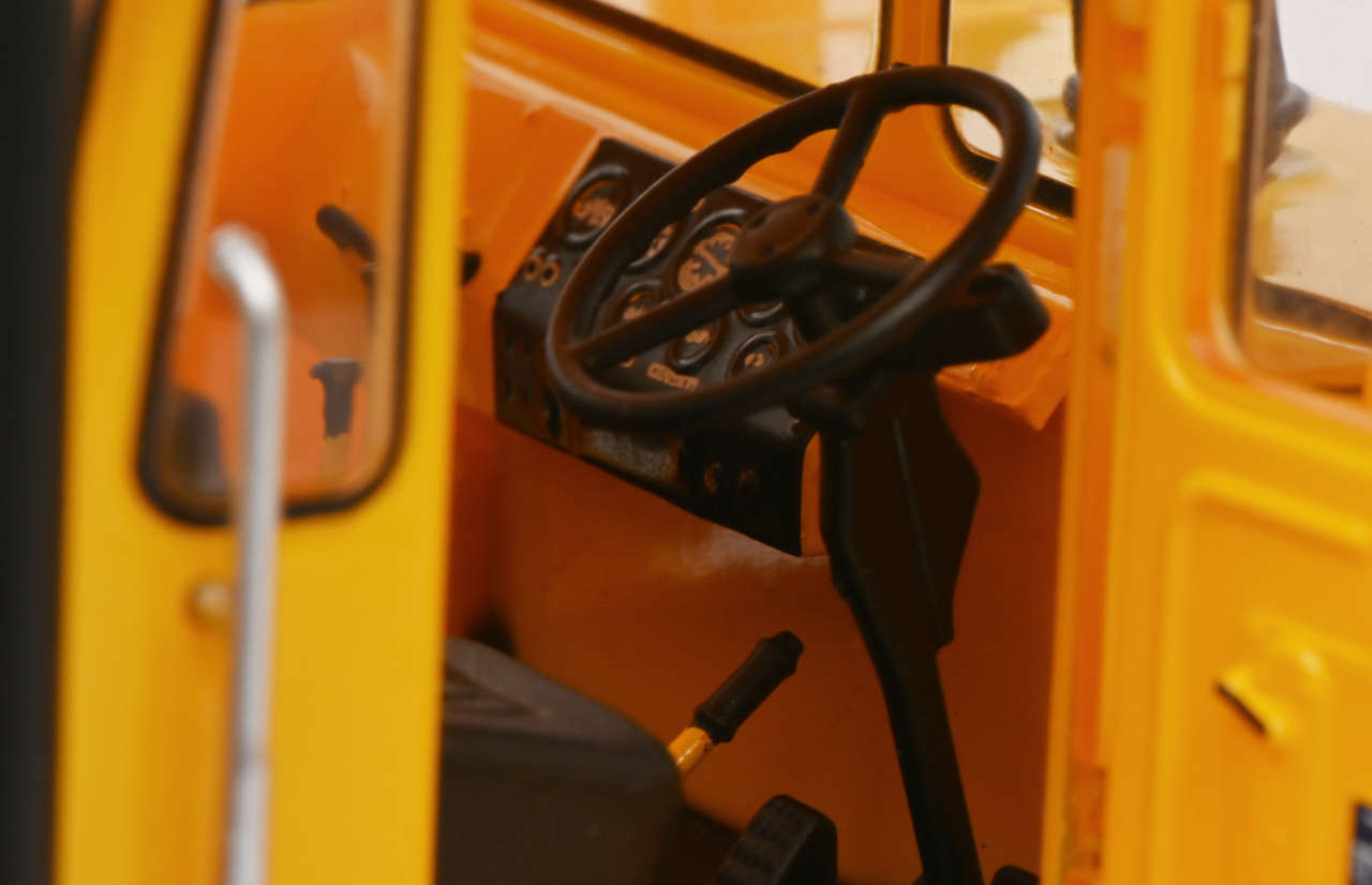 Kirovets K700 A mit 3 Figuren Modell von Schuco 1:32