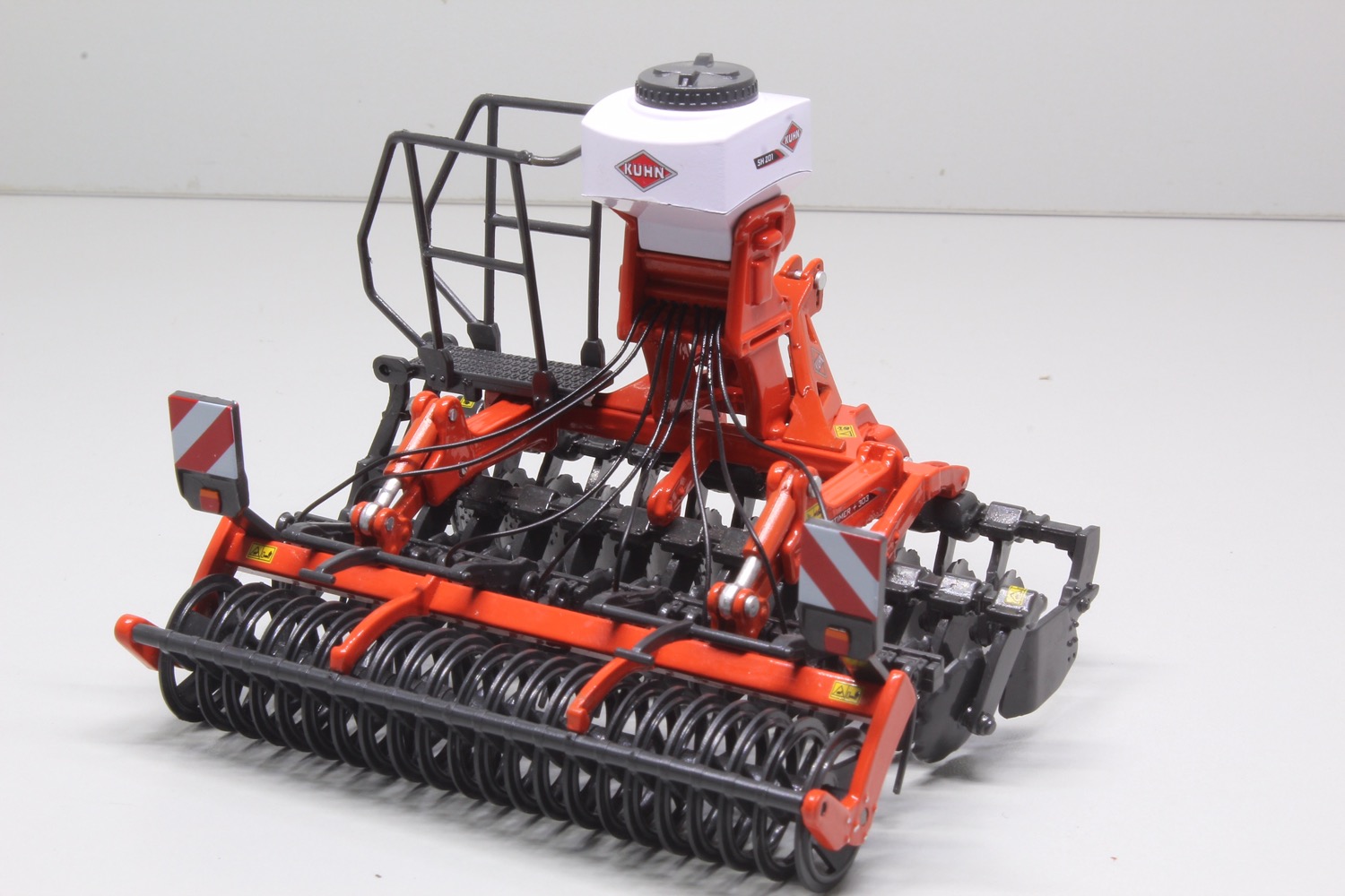 Kuhn OPTIMER+ 303 mit SH 201 Modell von Replicagri 1:32