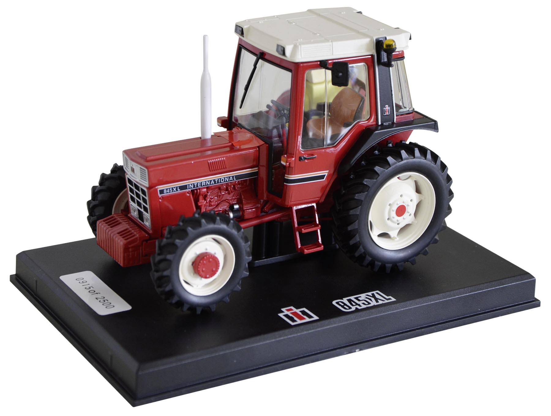 IHC 845 XL Limited Edition mit schwarzen Kotflügeln Modell von Replicagri 1:32