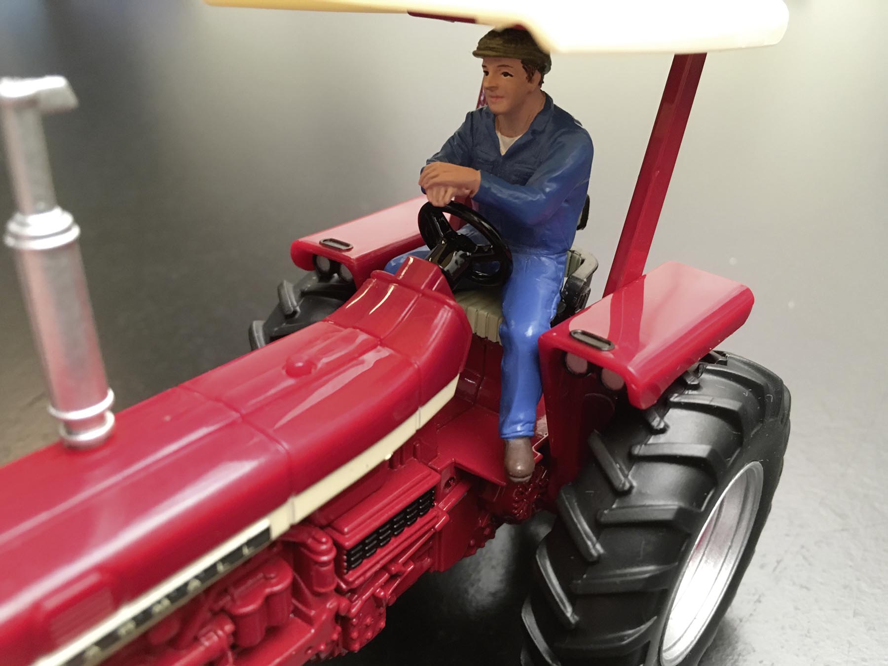 Erik fährt Traktor Modell von AT Collections 1:32