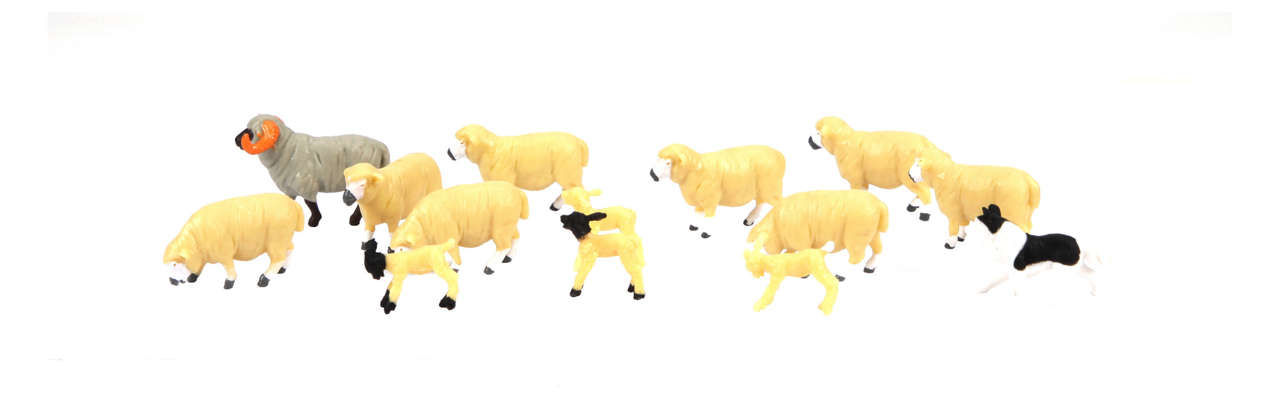 Das Schafset im Maßstab 1:32 von Britains. Bestehend aus 8 Schafen, 1 Bock, 4 Lämmer und einem Hütehund.-1