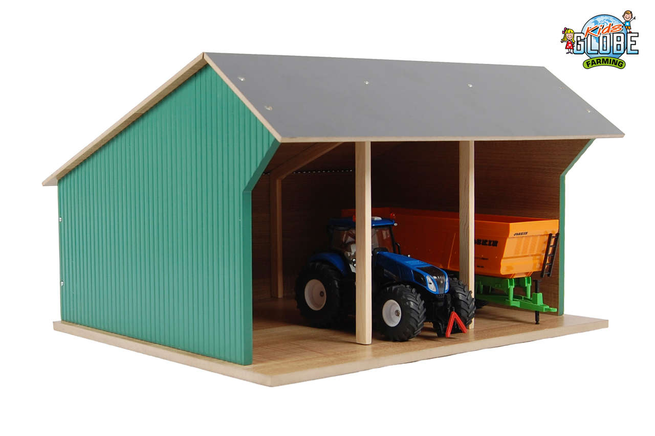 Mit der Maschinenhalle wird auch im Betrieb der kleinen Landwirte für Ordnung gesorgt. Die Maschinenhalle aus Holz besitzt drei Stellplätze für Traktoren und/oder Anhänger im Maßstab 1:32. Lieferung ohne Modelle und Zubehör.-1