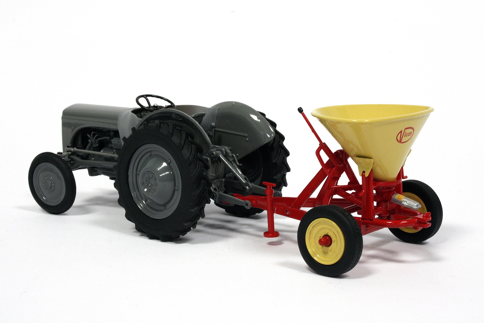 Vicon B75 gezogener Pendelstreuer Lim. Edt. Modell von Universal Hobbies 1:32