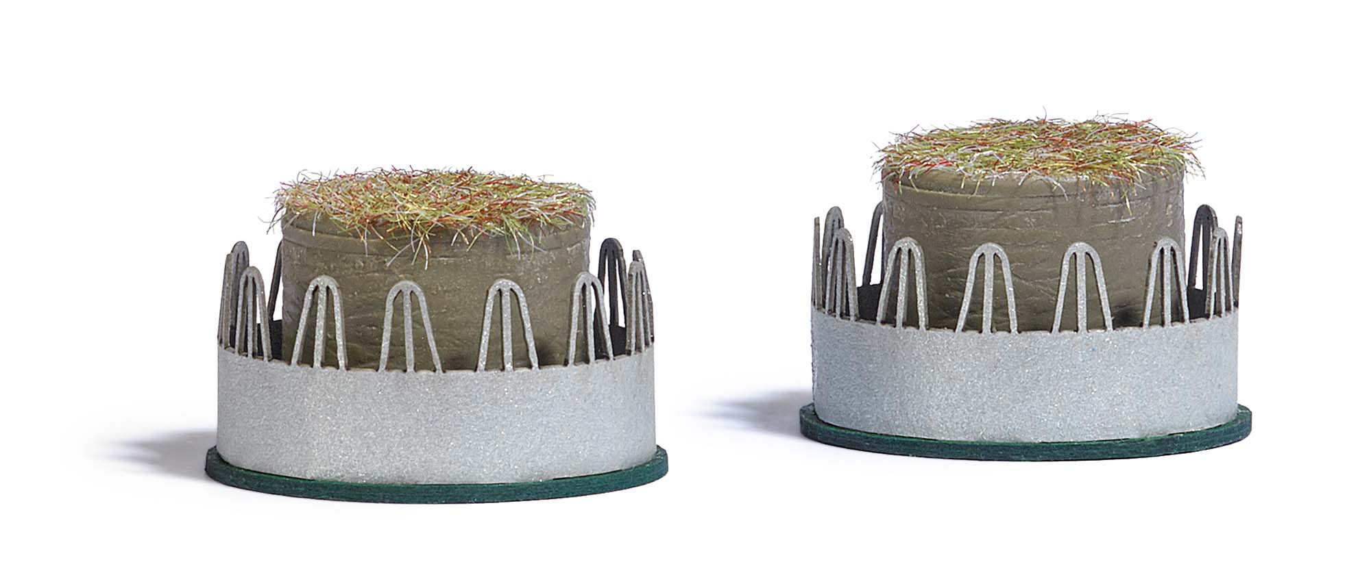 2 Futterraufen mit Rundballen (Bausatz) Modell von Busch 1:87