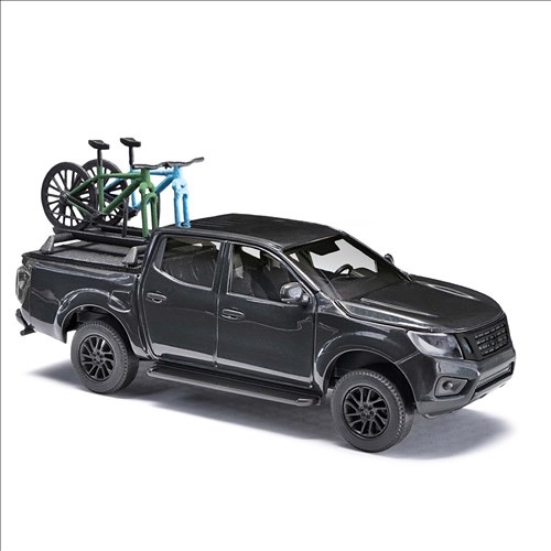 Nissan Navara mit zwei Bike Modell von Busch 1:87