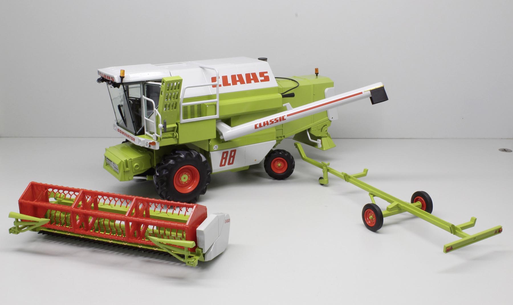 Claas Dominator 88 Classic mit Schneidwerk und Schneidwerkswagen Modell von Replicagri 1:32