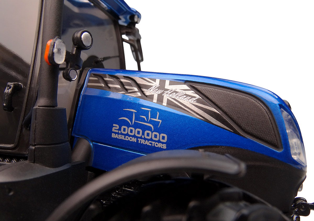 New Holland T7.225 2 Million Basildon Traktor Modell von Universal Hobbies 1:32