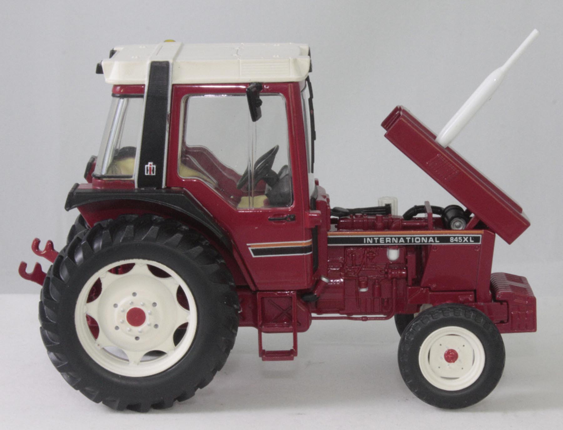 IHC 845 XL 2WD mit schwarzen Kotflügeln Modell von Replicagri 1:32
