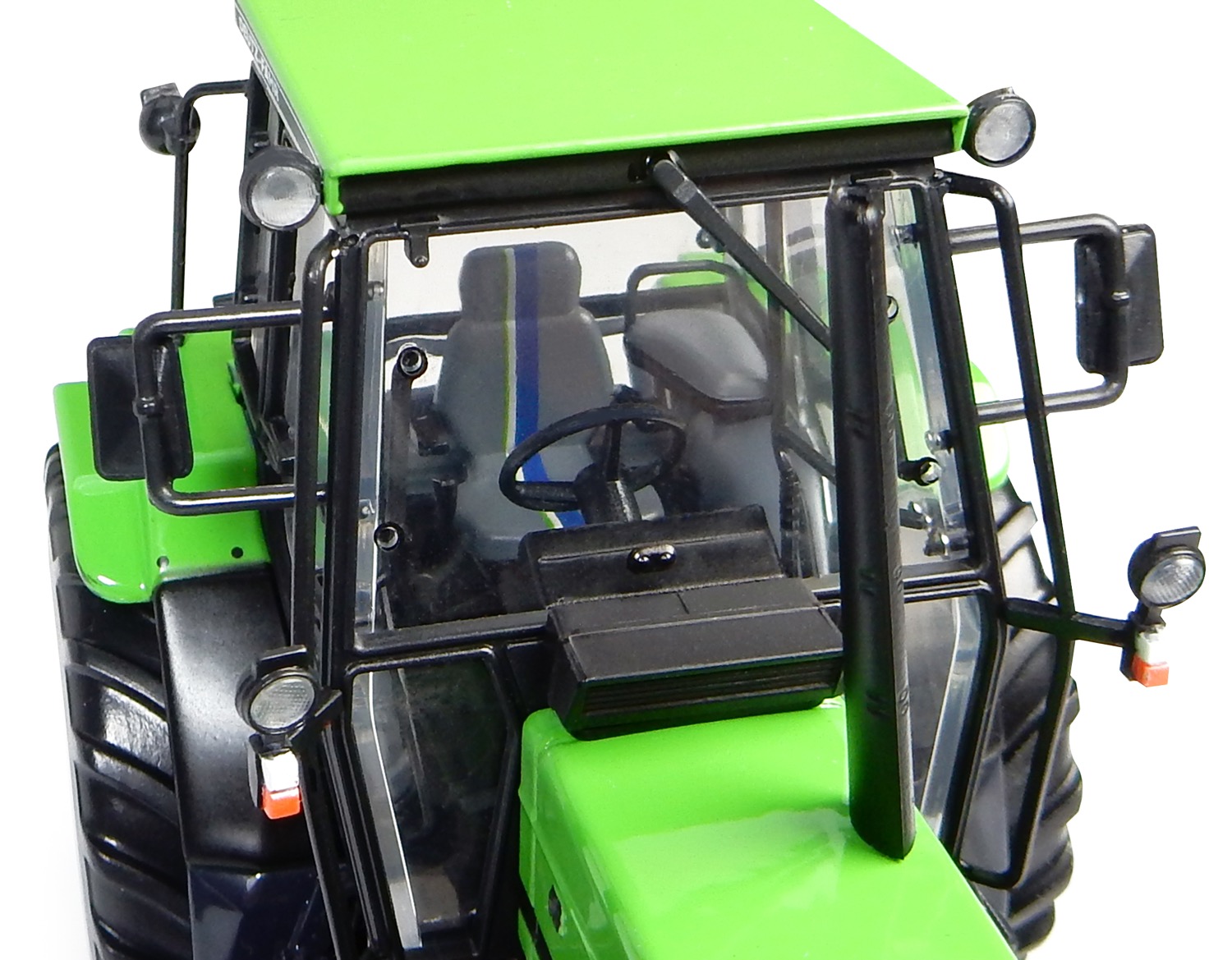 Deutz-Fahr DX 4.51 Modell von Universal Hobbies 1:32