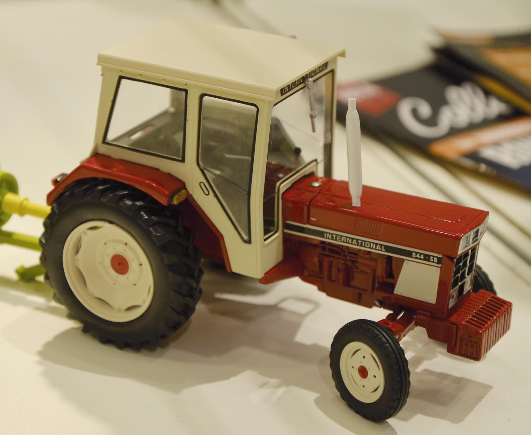 IHC 844 SB 2WD Modell von Replicagri 1:32