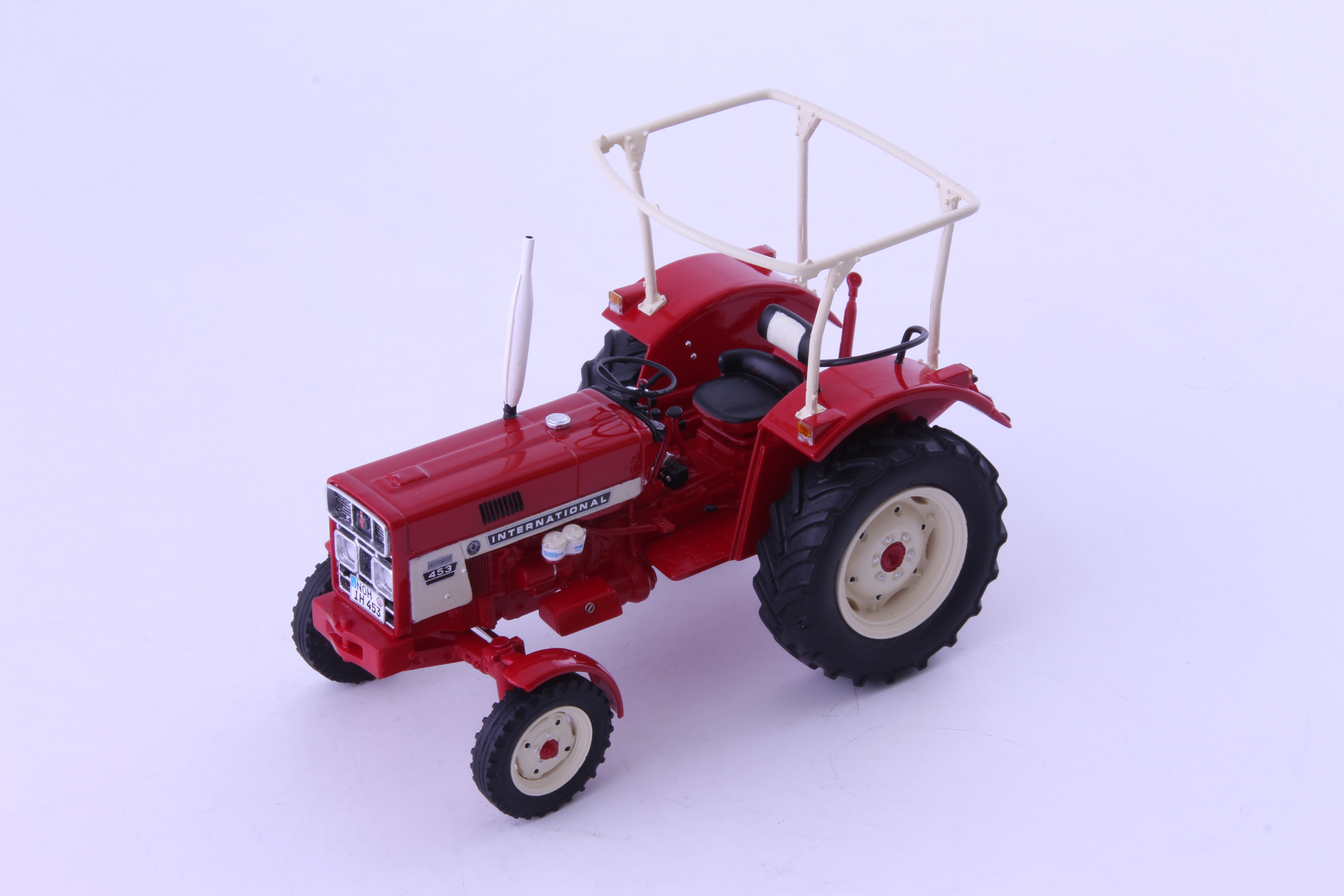 IHC 453 2WD mit Überrollbügel 1st Edition Modell von agrarfox models 1:32
