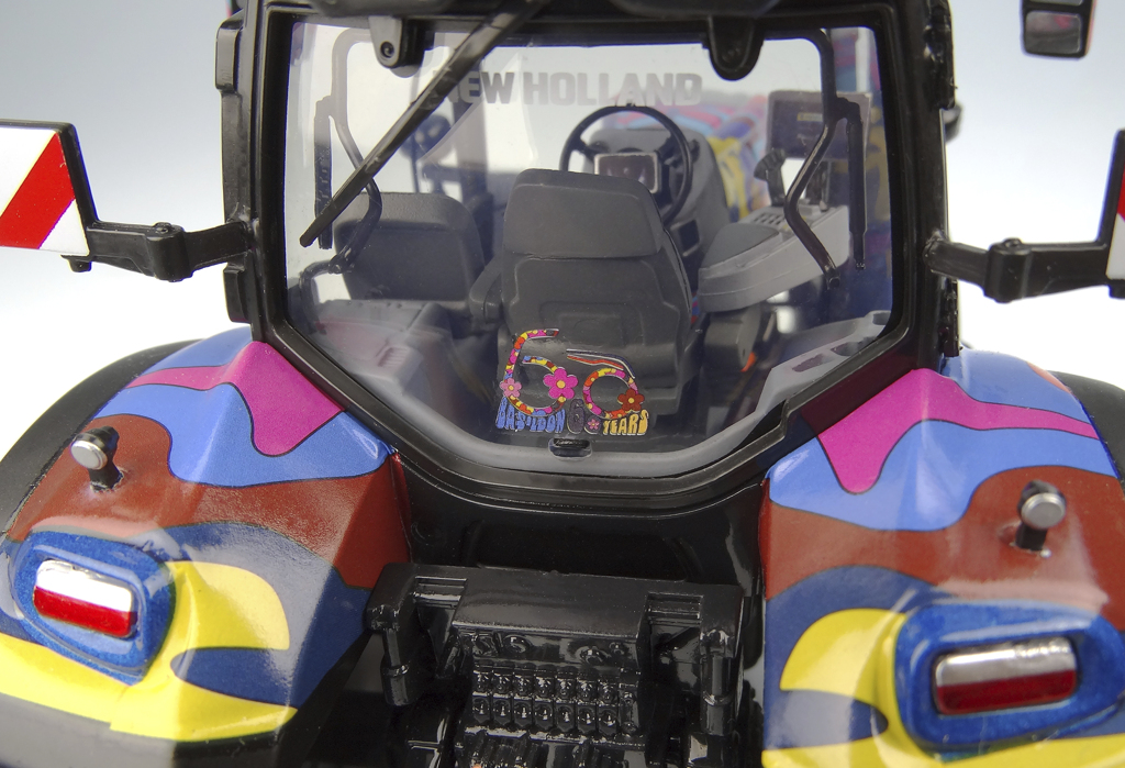 New Holland T7.300 Basildon 60 Years Tractor Modell von Universal Hobbies 1:32