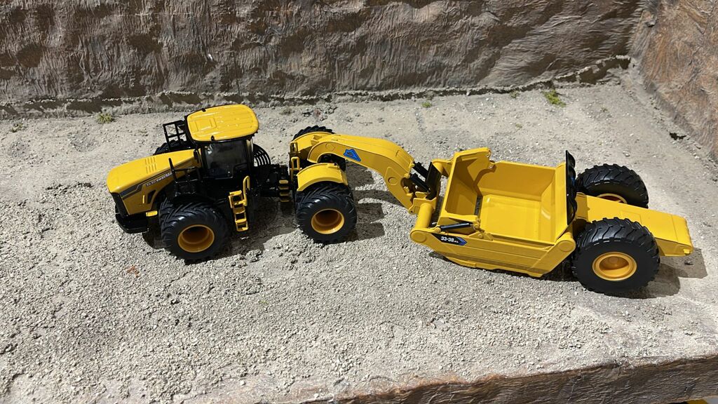 MTS Zugmaschine 3630W mit Scraper 33-38XL Modell von Bymo 1:50