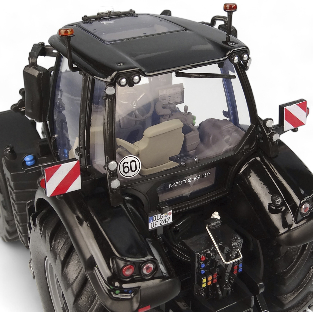 Deutz-Fahr 7250 TTV Warrior Gloss Black Edt. Modell von Universal Hobbies 1:32